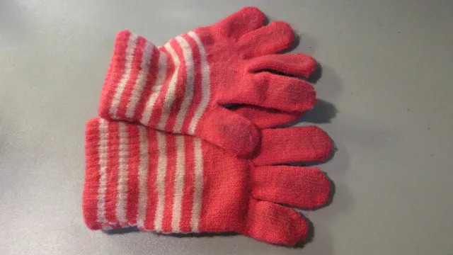 Used Toddler Pink/White Knit Gloves
